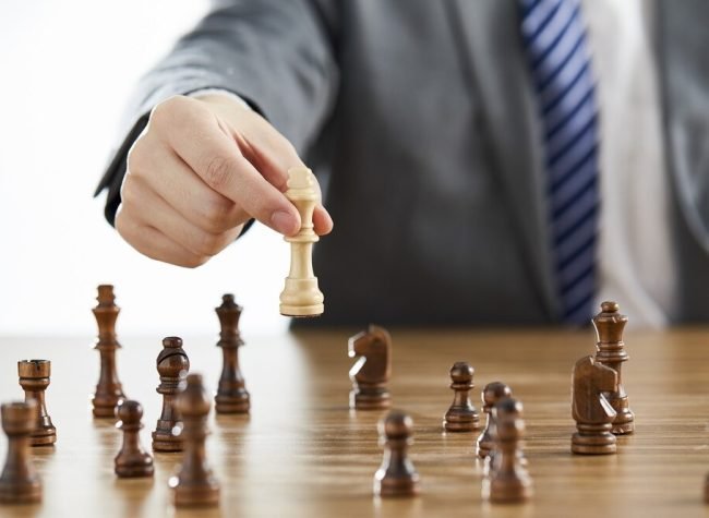 empresario-de-terno-usando-sua-p