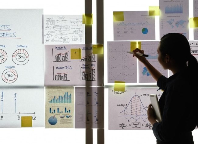 mulher-asiatica-em-pe-na-janela